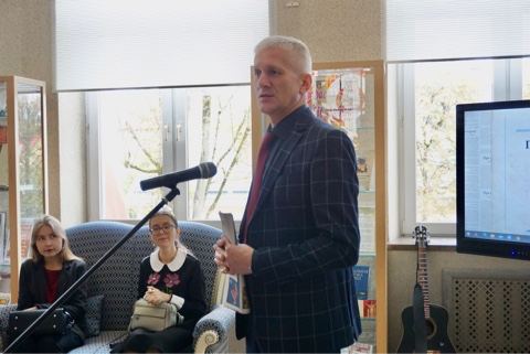 Студенты специальностей «Журналистика» и «Информация и коммуникация» встретились с главным редактором «Літаратуры і мастацтва» Алексеем Чаротой